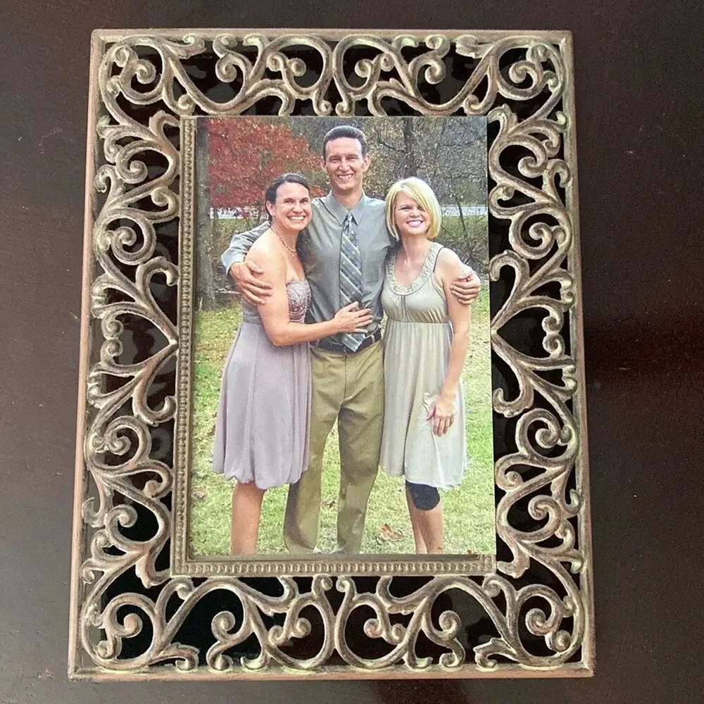 Vintage‎ Sixtrees metal filigree open 4x6” photograph frame